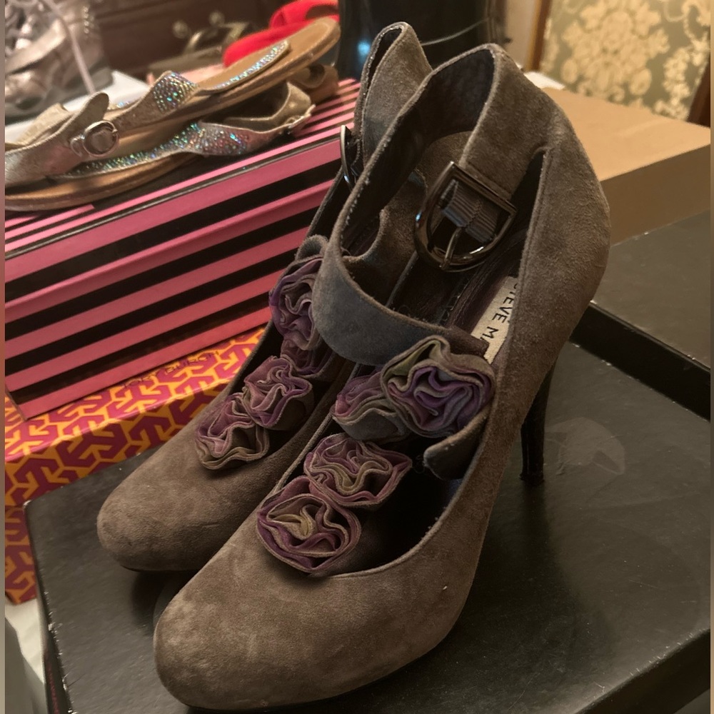 Gray suede ankle strap size 8 plum colored rosettes. - Picture 2 of 2